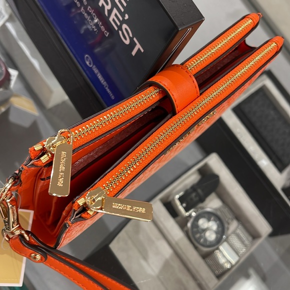 MICHAEL KORS
Jet Set Large Ombré Logo Double-Zip Wristlet-Wallet-Phone Case - Picture 4 of 16